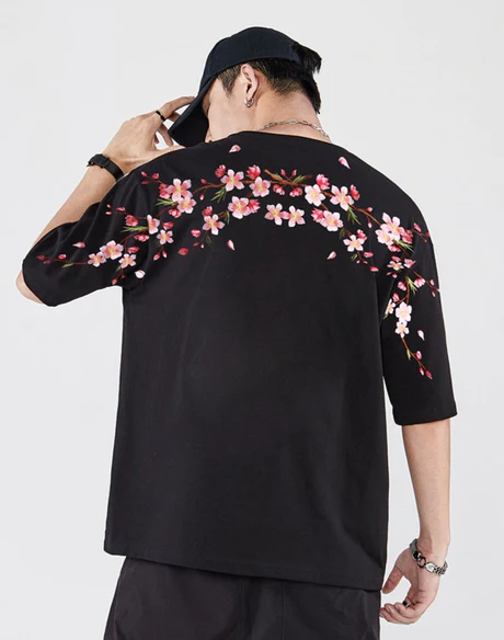 Camiseta Bordada 'Sakura Flowers' Preta